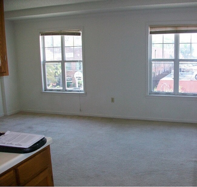 Building Photo - 2002 Greene St