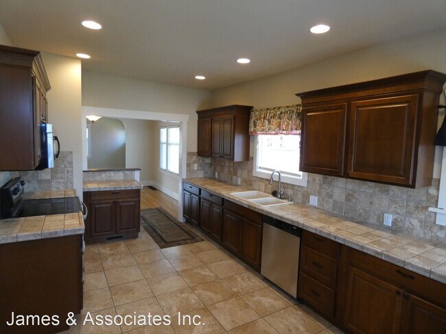 Building Photo - 3 br, 1 bath House - 221 W 9th Street