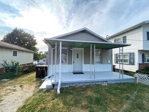 Building Photo - 2 Bedroom, 1Bath Home w/ 2 Car Garage Available Now in Peoria Heights!