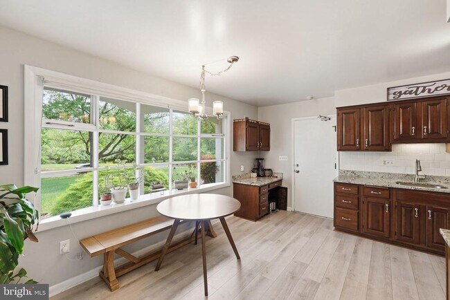 Building Photo - 9809 Sunset Dr