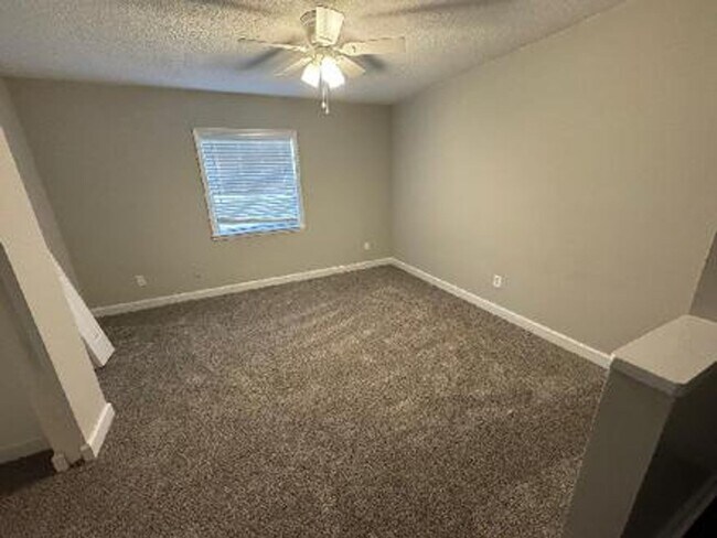 Building Photo - 2 bed 2 bath garden unit at Avery Close!