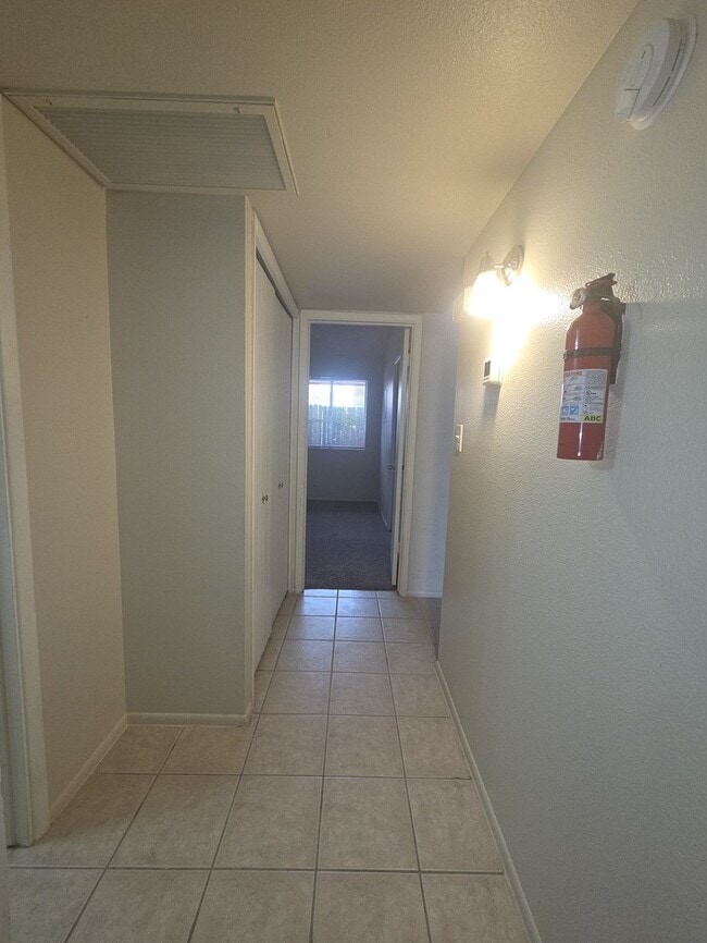 Building Photo - 2 bedroom 1 bath with covered parking