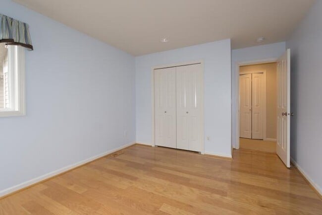 Building Photo - 4 bedroom in Kirkland WA 98033