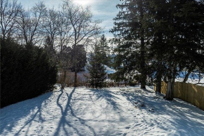 Building Photo - 122 Oak St