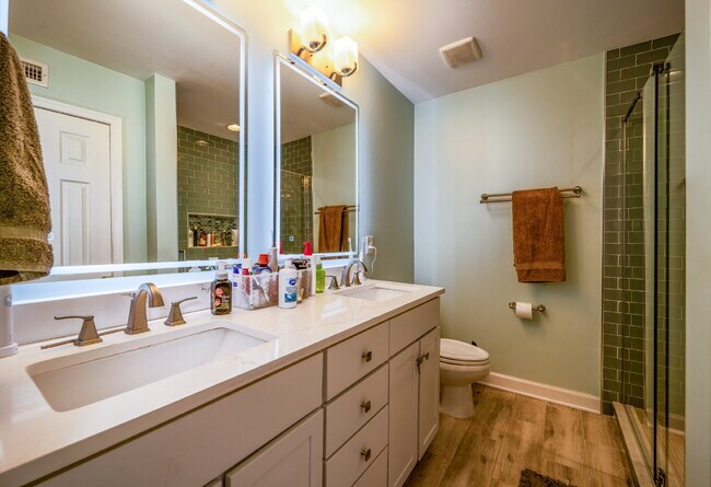 Building Photo - Charming Townhome with Unbeatable Amenities