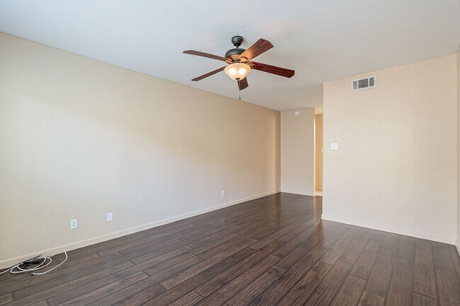 Building Photo - Spacious Upper-Level Retreat Minutes from TMC & St. Joseph’s