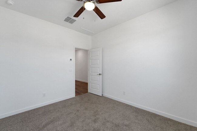 Building Photo - Charming 4BR House in Surprise