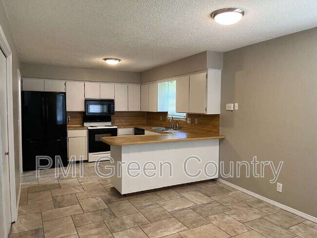 Building Photo - 900 W Norman St