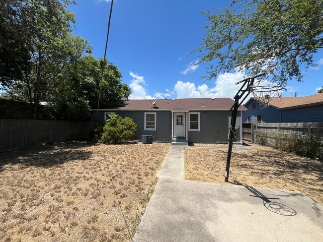 Building Photo - THREE BEDROOM ONE BATH HOME!
