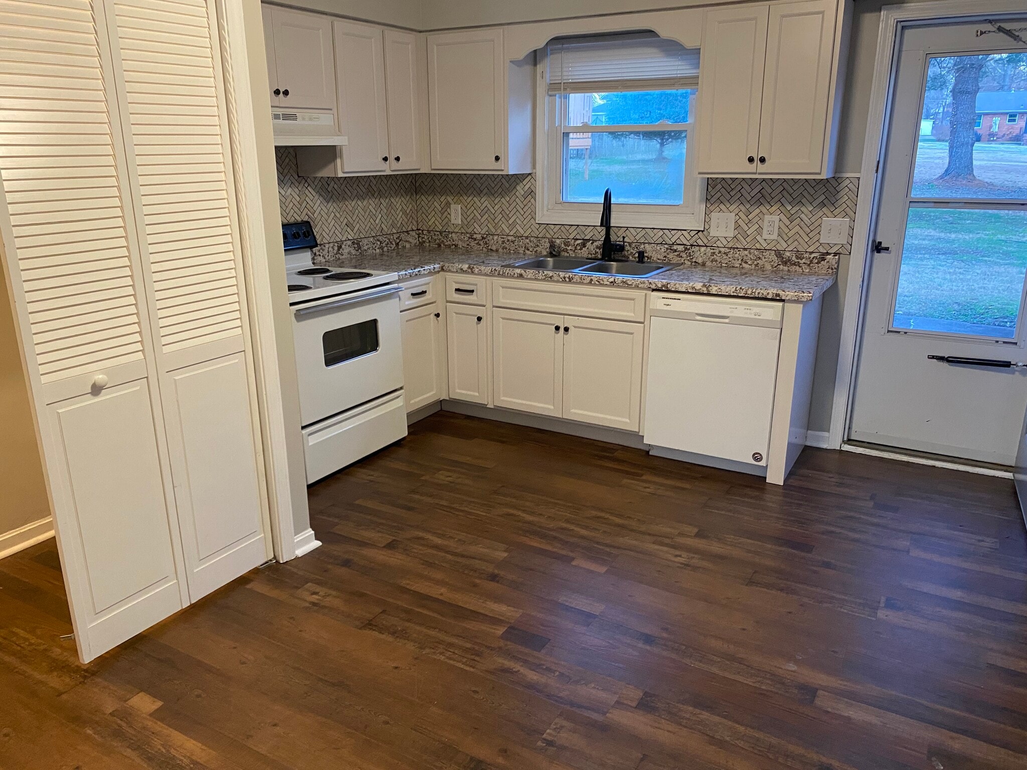 kitchen - 3718 Creekside Ct