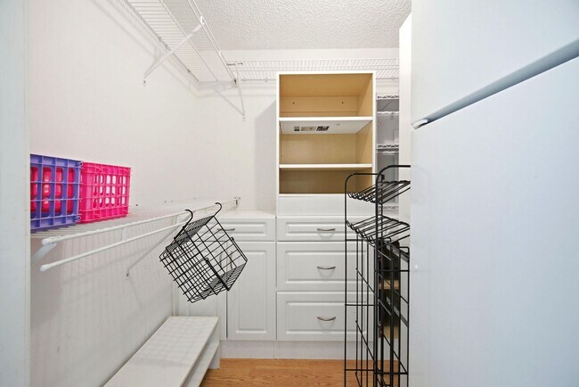 Building Photo - 3507 Oaks Way