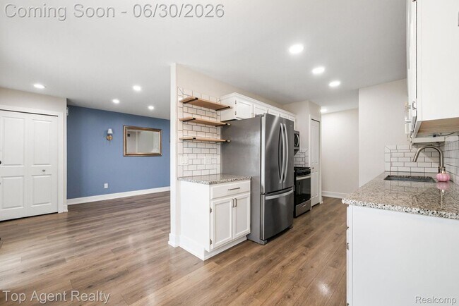 Building Photo - 38887 Country Cir
