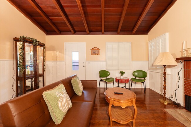 Building Photo - Peaceful Cottage Home w/ 3B2B
