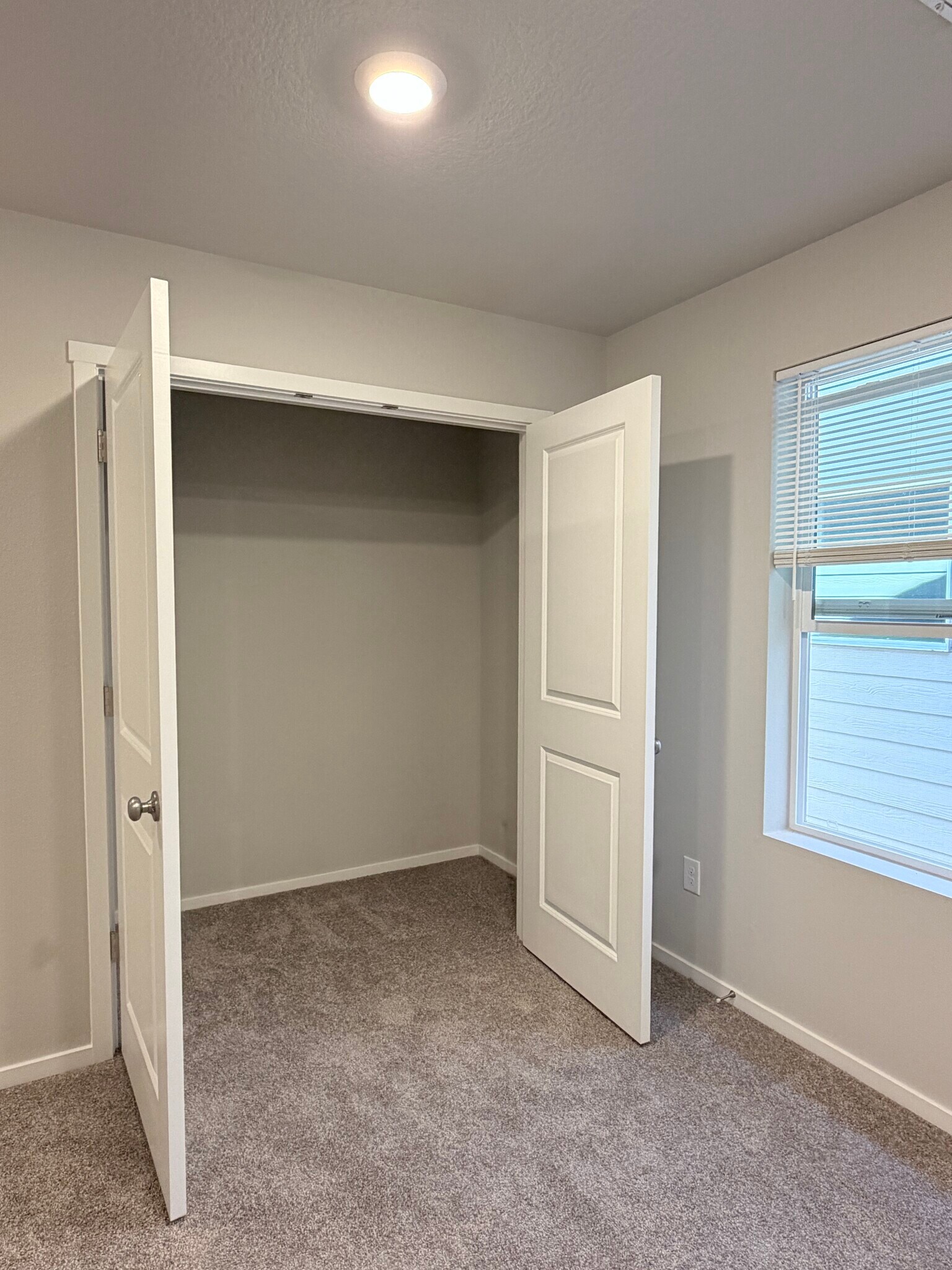 Building Photo - 9452 N Chestnut Ct