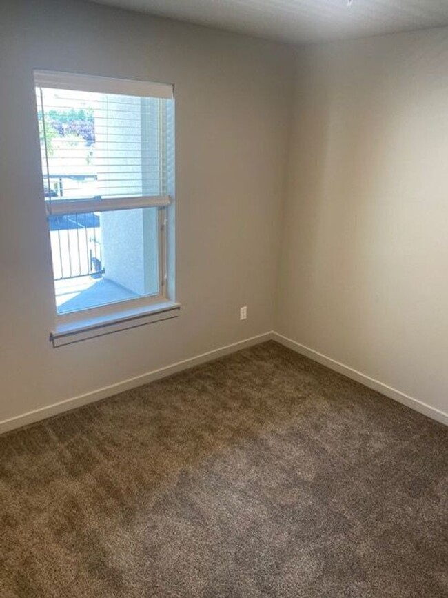 Building Photo - Beautiful 2 Bedroom Condo in Provo!