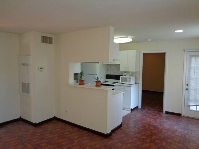 Building Photo - Cozy 2/1 Home in Sunrise!