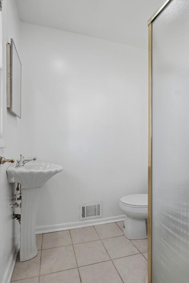 Building Photo - 2101 Goldendale Ln