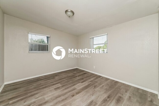 Building Photo - 3 Bedroom Pet-Friendly Home in Tampa, FL with Main Street Renewal