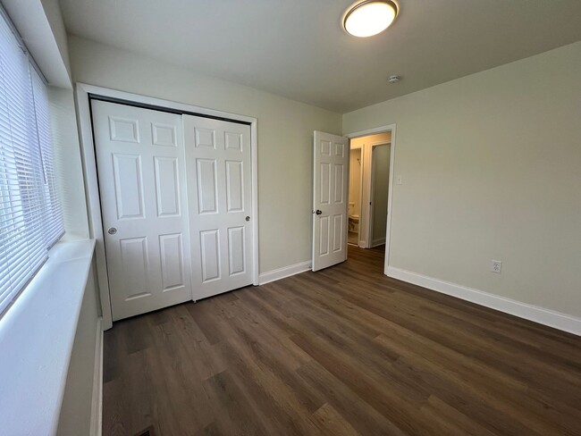Building Photo - Fully Renovated 3 Bedroom 2 Bathroom Apart...