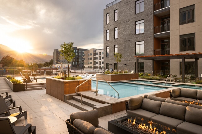 Building Photo - Dorian