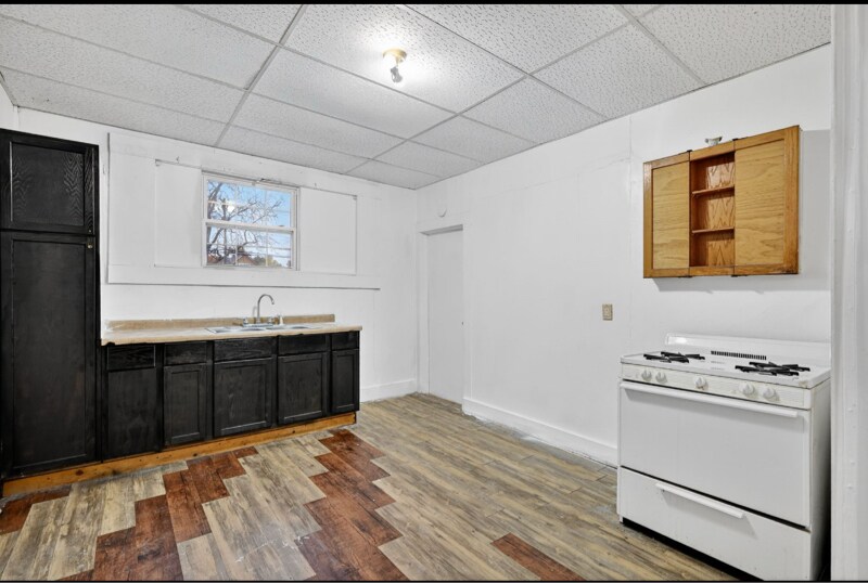 Building Photo - 979 W King St