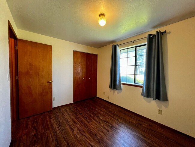 Building Photo - Move in special - $150 off first month's rent!