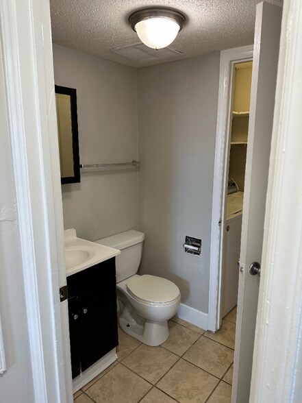 Building Photo - 1921 Mereview Ct