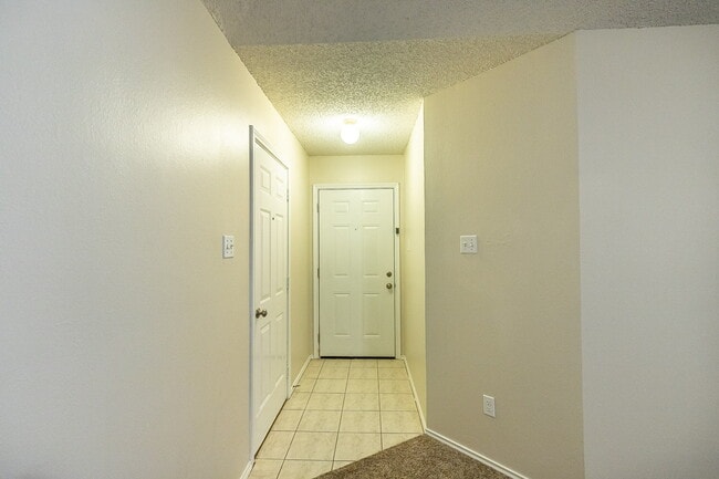 Building Photo - Beautiful House with Extra Room!