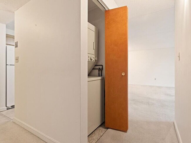 Building Photo - 100 High St