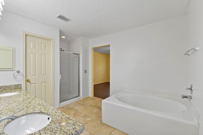 Building Photo - Freshly Painted Beauty with Spacious Outdo...