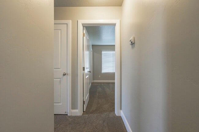 Building Photo - 3 Bedroom Townhome in Hidden Valley with C...