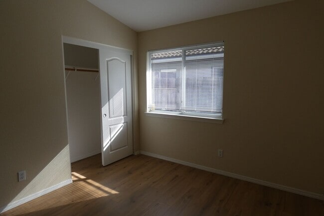 Building Photo - HOUSE FOR RENT