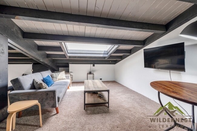 Building Photo - Treehouse Condo - 3rd floor Modern 2 Bedro...