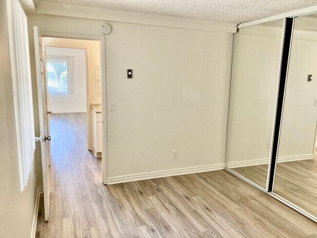 Building Photo - 1 Bed/1 Bath Pacific Beach