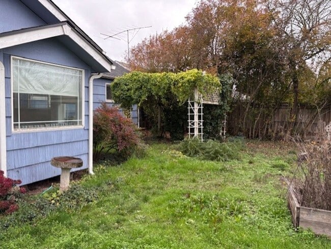 Building Photo - Charming home with large bedrooms