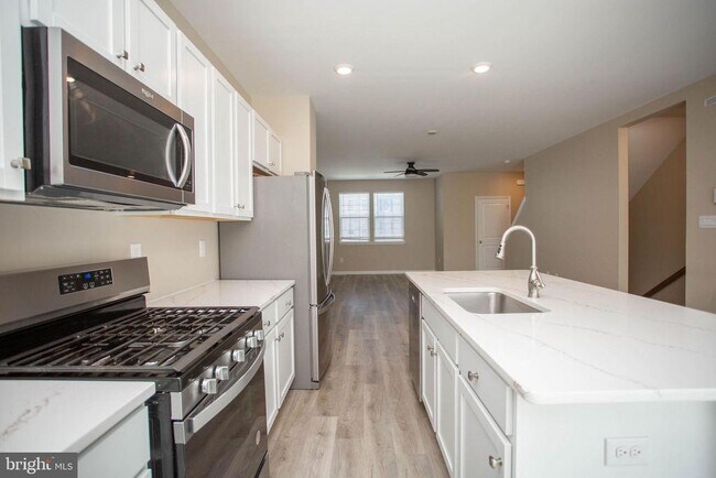 Building Photo - 239 Macoun Way