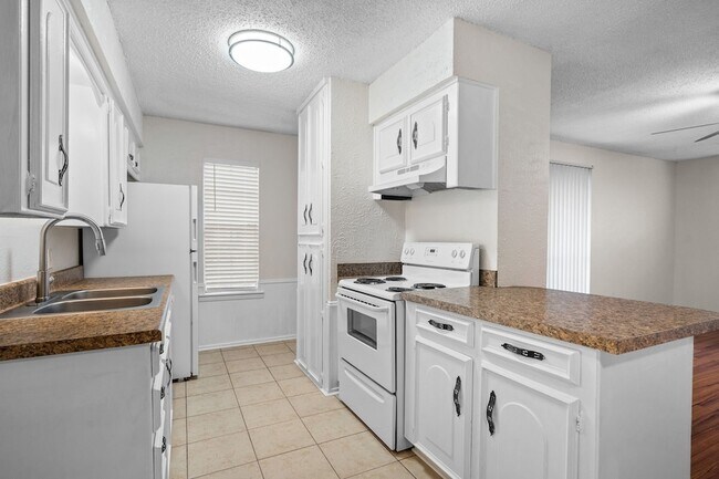 Building Photo - 726 E Pecan St