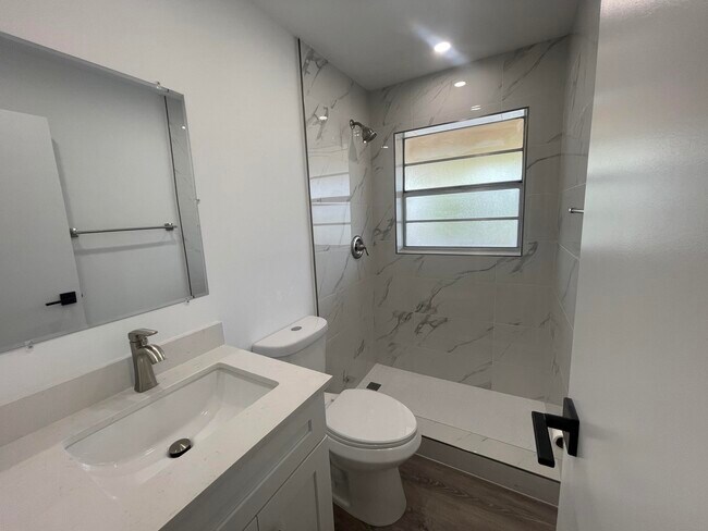 Building Photo - 1005 Country Club Dr