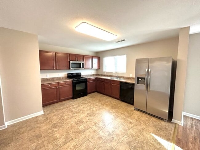 Building Photo - THREE BEDROOMS/TWO & HALF BATHROOMS SPACIOUS HOME - MADISON. MOVE IN SPECIAL!