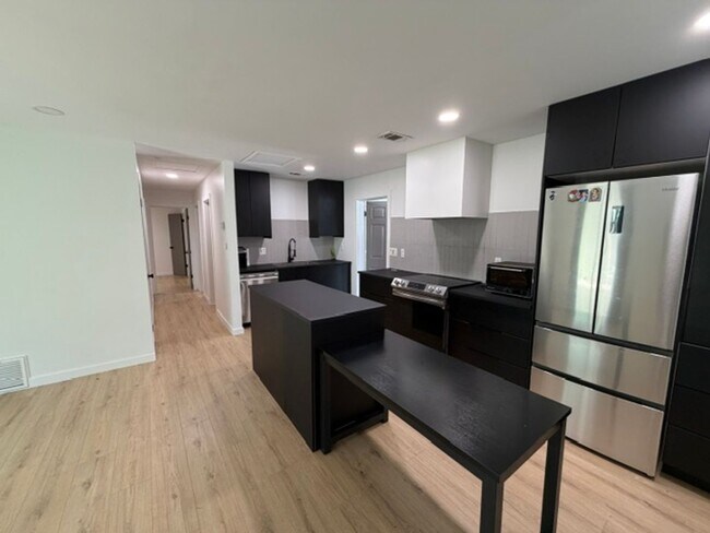 Building Photo - Colonial Town 2 bedroom Duplex