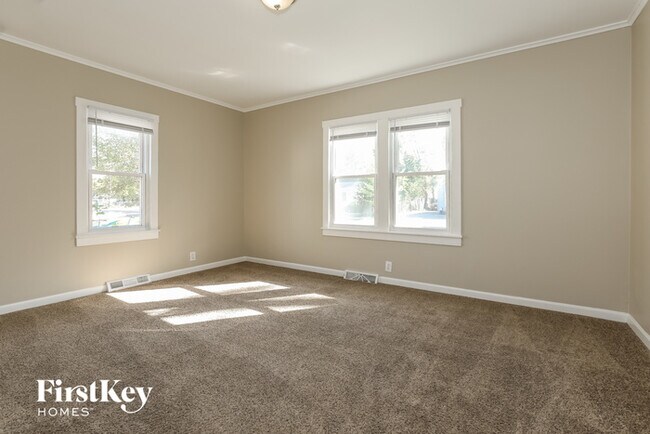 Building Photo - 14 E Willow Dr