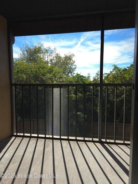 Building Photo - 245 Spring Dr