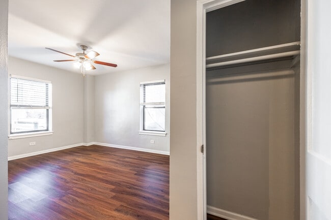 Building Photo - 1140 N La Salle Dr