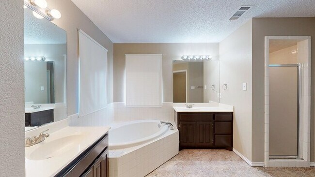 Building Photo - 3 bed 2 bath home, 2 car garage