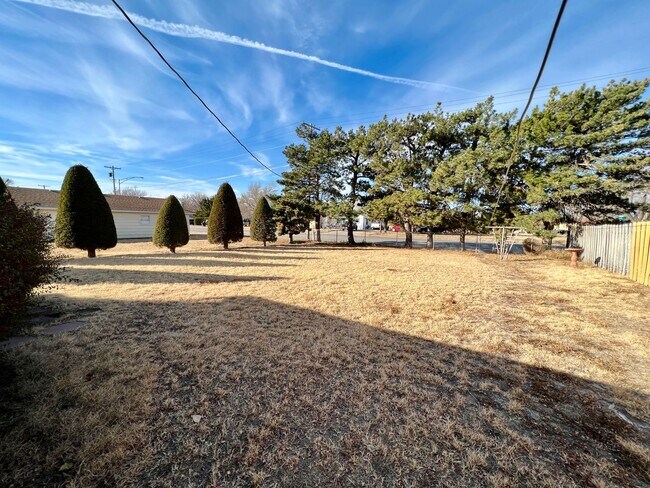Building Photo - Newly Renovated 2 bed/1 bath Home with att...
