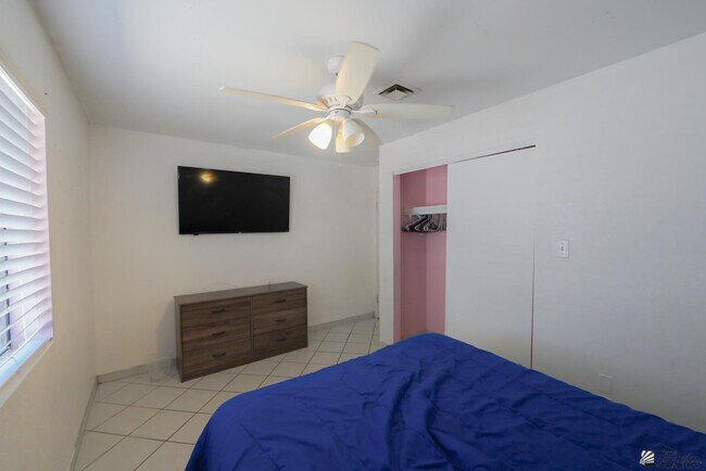 Building Photo - 1429 S Pagent Ave