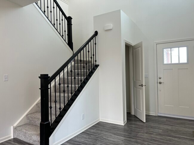 Building Photo - 1231 Hawk Hollow Dr