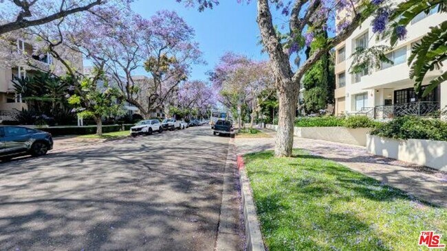 Building Photo - 412 N Palm Dr