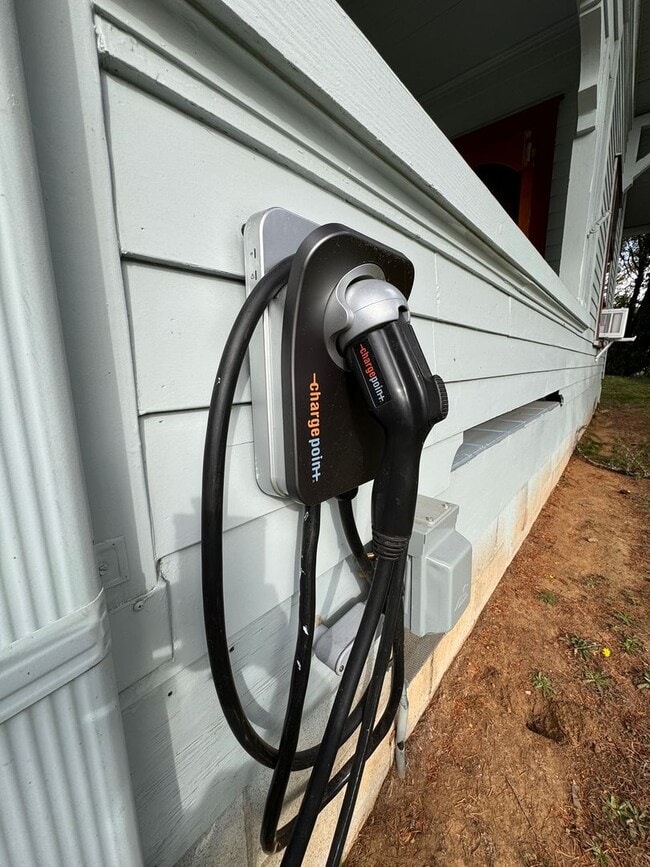 Building Photo - YOUR PACIFIC NORTHWEST RETREAT AWAITS! AV CHARGING STATION, GORGEOUS VIEWS, PRIVACY AND MORE!