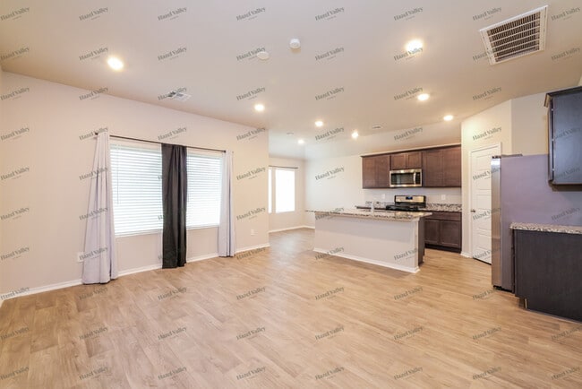 Building Photo - 2405 Iris Ct